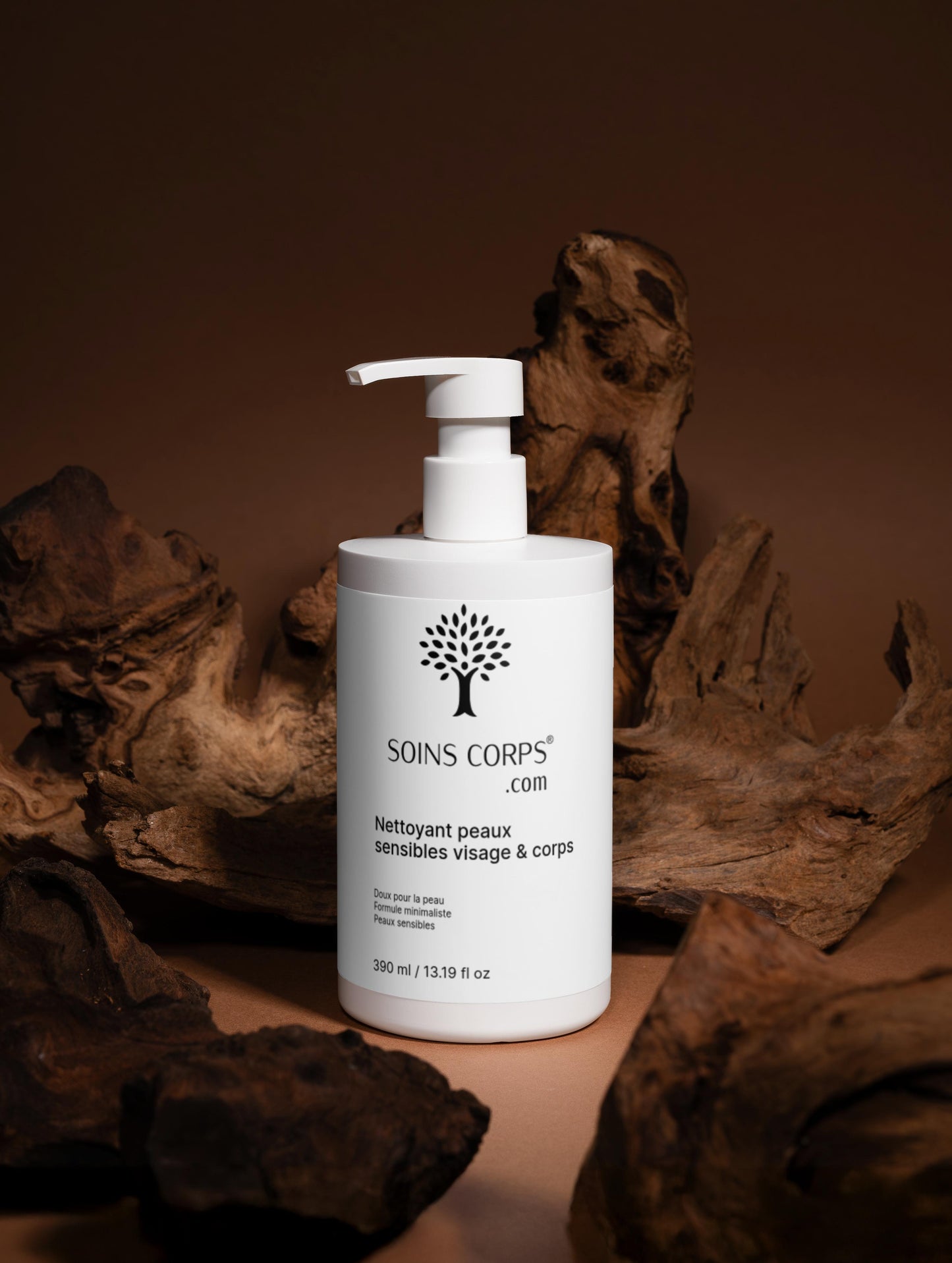 Nettoyant Peaux Sensibles Visage &amp; Corps de SoinsCorps.com. Parfait pour les peaux sensibles, sèches ou sujettes aux rougeurs.
Testé dermatologiquement, il apaise et protège la peau grâce à des extraits botaniques apaisants de tilleul, jasmin et prune. Sa mousse légère et délicate élimine les impuretés tout en laissant la peau propre, douce et confortable, sans tiraillement ni dessèchement. Adapté à un usage quotidien, aussi bien pour le visage que pour le corps.