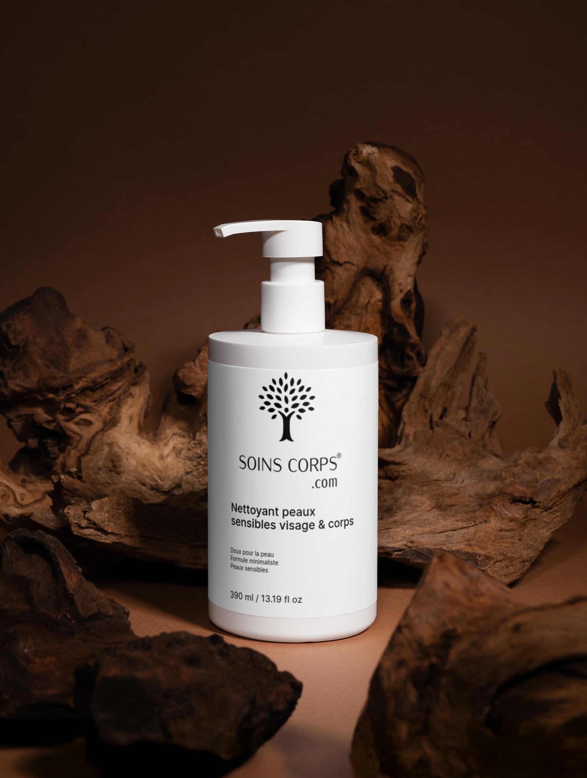 Nettoyant Peaux Sensibles Visage &amp; Corps de SoinsCorps.com. Parfait pour les peaux sensibles, sèches ou sujettes aux rougeurs.
Testé dermatologiquement, il apaise et protège la peau grâce à des extraits botaniques apaisants de tilleul, jasmin et prune. Sa mousse légère et délicate élimine les impuretés tout en laissant la peau propre, douce et confortable, sans tiraillement ni dessèchement. Adapté à un usage quotidien, aussi bien pour le visage que pour le corps.
